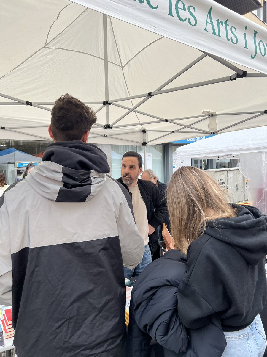 HolaMariola's tweet image. #SantJordi2022 amb pedregada, connexió amb @elsuplement, fotos amb altres autors, molts nois buscant la firma @Outconsumer i tot amb molta #FelicitatDigital
A les 18h + al Palau Robert 
#ImpulsemCultura