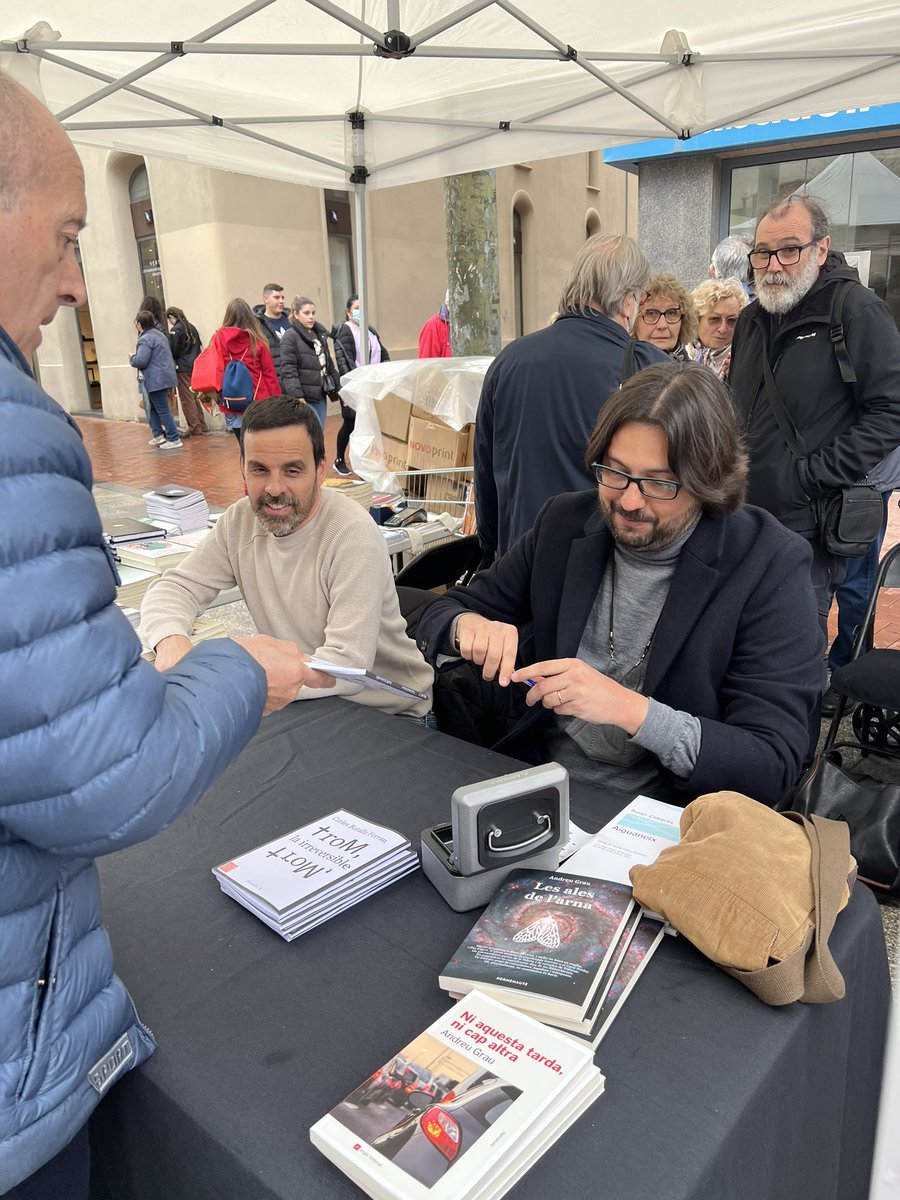 HolaMariola's tweet image. #SantJordi2022 amb pedregada, connexió amb @elsuplement, fotos amb altres autors, molts nois buscant la firma @Outconsumer i tot amb molta #FelicitatDigital
A les 18h + al Palau Robert 
#ImpulsemCultura