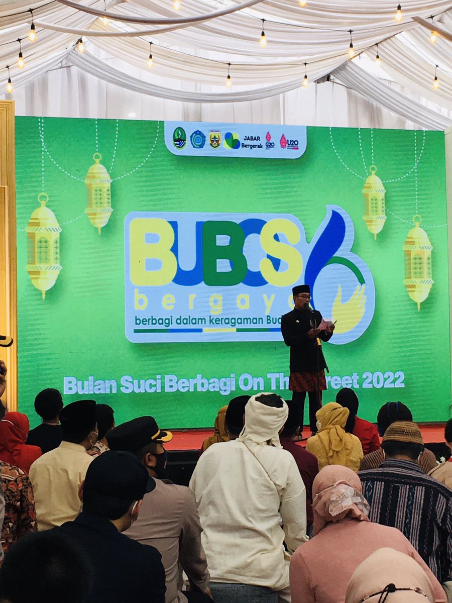 biroadpimjabar's tweet photo. Gub. Jabar @ridwankamil:
Kita syukuri karena pandemi Covid-19 sudah mulai turun. Jika tidak ada pandemi, masyarakat Jawa Barat seperti ini (di acara #BUBOS6) guyub sauyunan.
.

#BUBOS6Bergaya #Bulansuciberbagionthestreet #AdpimJabar #JabarJuara #JabarJuaraLahirBatin #RidwanKamil https://t.co/OrbC1fRAry