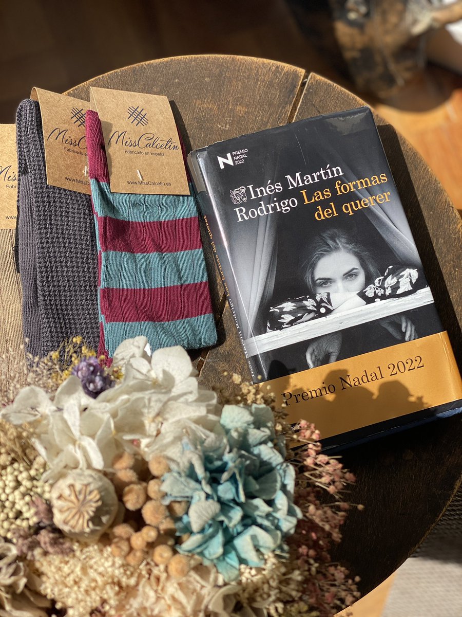 Recomendación literaria de <a href="/MissCalcetin_es/">MissCalcetin</a> para este 23 de abril “Las formas del querer” de <a href="/imartinrodrigo/">Inés Martín Rodrigo</a> . Feliz día del libro 📕 a todos!
 
#DiaDelLibro 
#23deabril 
#lasformasdelquerer 
#vivirviviendoconbuenpie