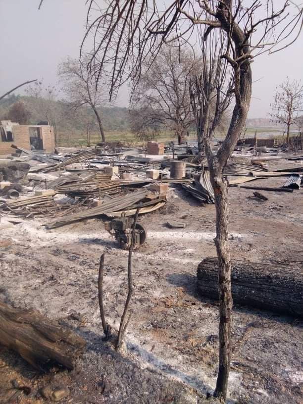 StellaLyn10's tweet photo. Military armed forces plundered and set fire to Bomae village, southern Pauk tsp, Magway division on 11th Apr, resulting in burning of over 50 residential properties. Locals had already fled. #2022Apr23Coup #HelpMyanmarIDPs #WhatsHappeningInMyanmar https://t.co/fgP4lTzJBp