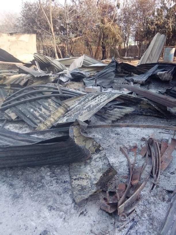 StellaLyn10's tweet photo. Military armed forces plundered and set fire to Bomae village, southern Pauk tsp, Magway division on 11th Apr, resulting in burning of over 50 residential properties. Locals had already fled. #2022Apr23Coup #HelpMyanmarIDPs #WhatsHappeningInMyanmar https://t.co/fgP4lTzJBp