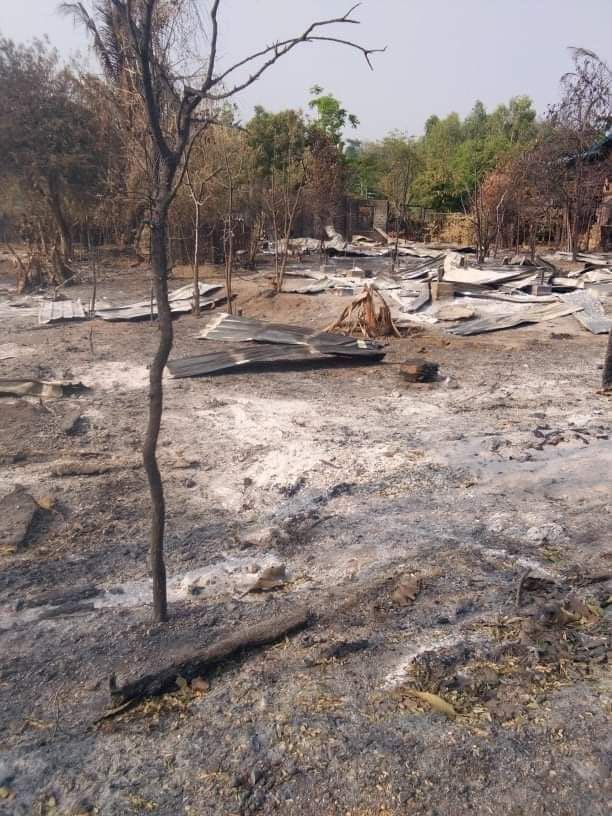 StellaLyn10's tweet photo. Military armed forces plundered and set fire to Bomae village, southern Pauk tsp, Magway division on 11th Apr, resulting in burning of over 50 residential properties. Locals had already fled. #2022Apr23Coup #HelpMyanmarIDPs #WhatsHappeningInMyanmar https://t.co/fiA6vkd28n