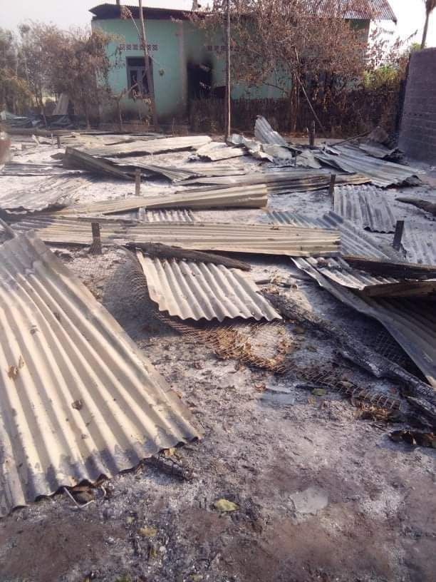 StellaLyn10's tweet photo. Military armed forces plundered and set fire to Bomae village, southern Pauk tsp, Magway division on 11th Apr, resulting in burning of over 50 residential properties. Locals had already fled. #2022Apr23Coup #HelpMyanmarIDPs #WhatsHappeningInMyanmar https://t.co/fiA6vkd28n