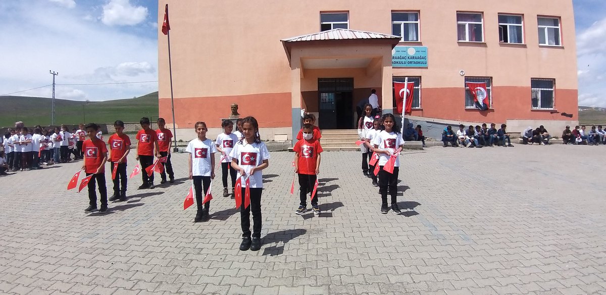 Karaagacokulu's tweet photo. 23 NİSAN KUTLU OLSUN🎉🎉
#23Nisan🇹🇷🇹🇷🇹🇷
@tutakmem @karaoglan_necmi @agrimem @hasan_kokrek https://t.co/eaD269Rxj4