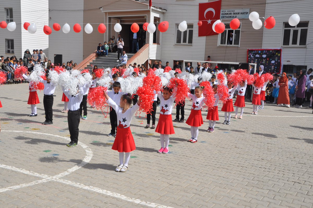 GunkBelediyesi's tweet photo. Belediye Başkanımız Sayın İlhan Çetinsoy, Beldemizde düzenlenen 23 Nisan Ulusal Egemenlik ve Çocuk Bayramı programına katılarak, çocukların coşkusuna ortak oldu. Başkan Çetinsoy, daha sonra makam koltuğunu çocuklara bırakarak, kendisine iletilen talepleri dinledi. https://t.co/qf7eXePouk