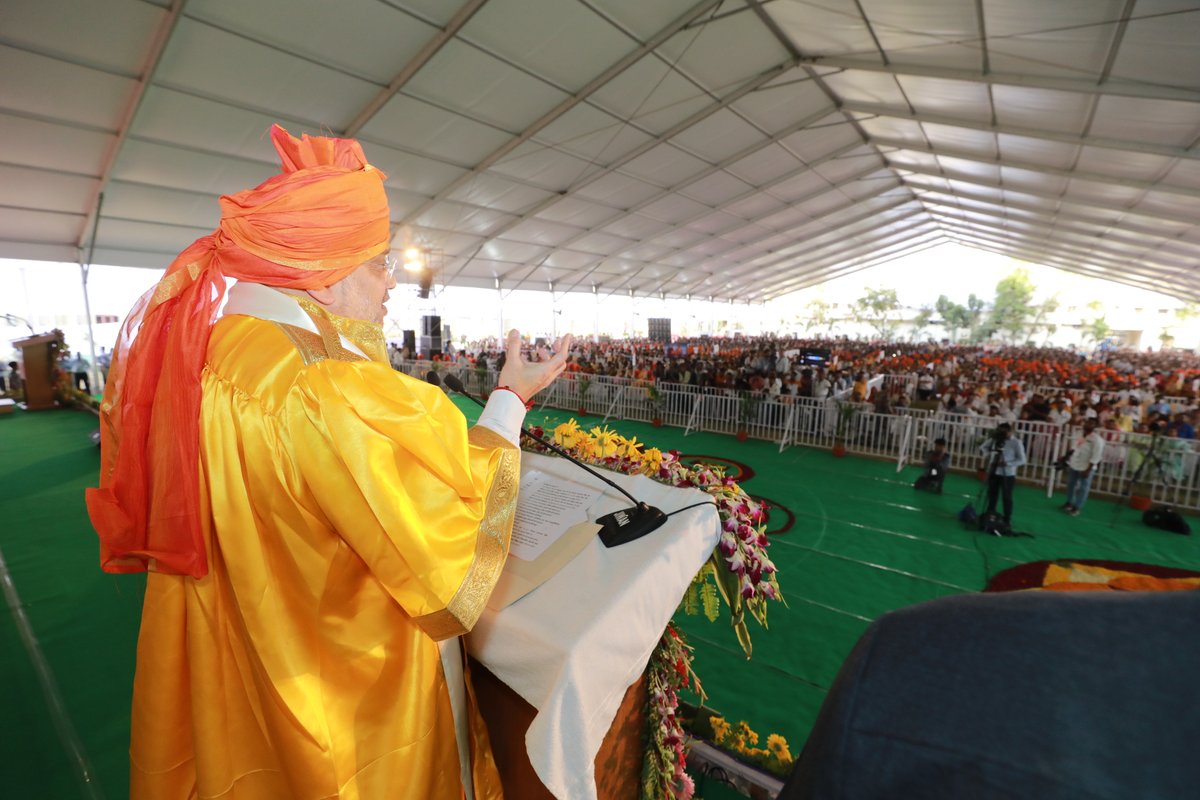 AmitShah's tweet photo. जमुहार में गोपाल नारायण सिंह विश्वविद्यालय के प्रथम दीक्षांत समारोह को संबोधित किया।

शिक्षा के इस वटवृक्ष की छांव में बिहार के युवा विभिन्न विधाओं में गुणवत्तापूर्ण शिक्षा प्राप्त कर समाज व देश के विकास में अहम भूमिका निभा रहे हैं। मैं इसके लिए @Gopal4Bjp जी को बधाई देता हूँ। https://t.co/X8ZZQrm5WV