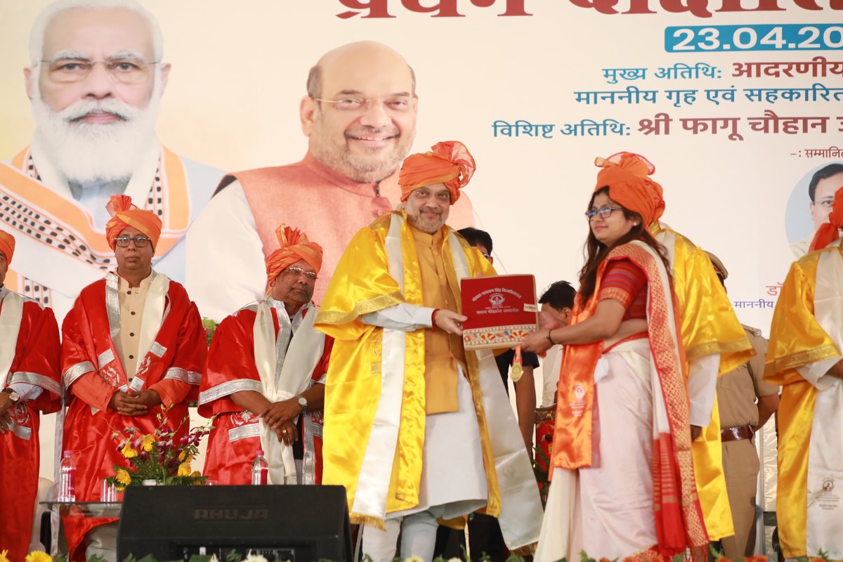 AmitShah's tweet photo. जमुहार में गोपाल नारायण सिंह विश्वविद्यालय के प्रथम दीक्षांत समारोह को संबोधित किया।

शिक्षा के इस वटवृक्ष की छांव में बिहार के युवा विभिन्न विधाओं में गुणवत्तापूर्ण शिक्षा प्राप्त कर समाज व देश के विकास में अहम भूमिका निभा रहे हैं। मैं इसके लिए @Gopal4Bjp जी को बधाई देता हूँ। https://t.co/X8ZZQrm5WV