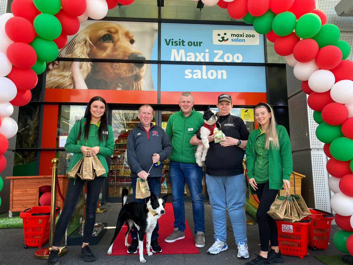 LMFMRADIO's tweet photo. We’re live from Maxi Zoo Ireland who are celebrating its opening by offering their customers 20% off all purchases and grooming services this weekend- Pop by and say hi! 👋🏽
#LMFMRoadrunner #MaxiZooIreland #LouthChatdundalk https://t.co/rFF0ISi9sJ