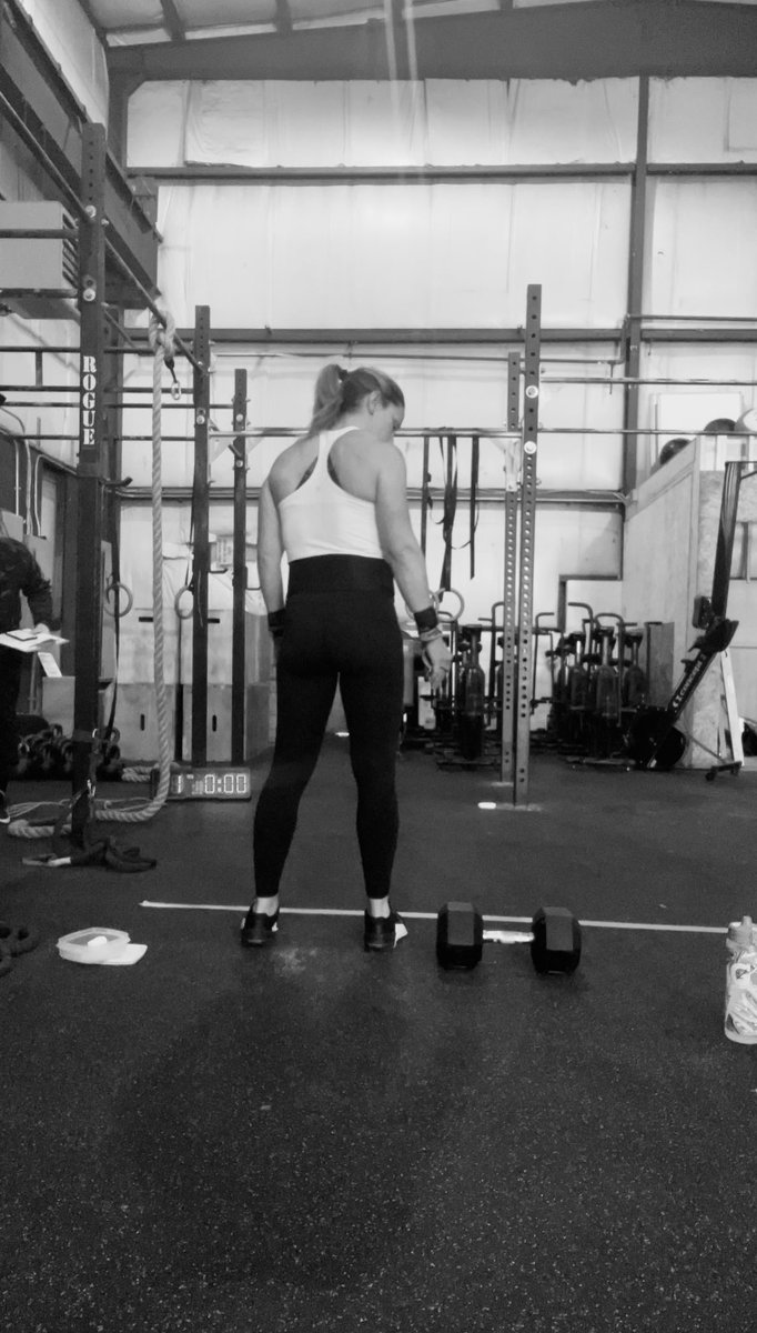 LeanneCSmith1's tweet photo. Before I startβ¦π€ #heavydb #ttb #agoq @CrossFitGames @CrossFit https://t.co/7jOfYTudlr