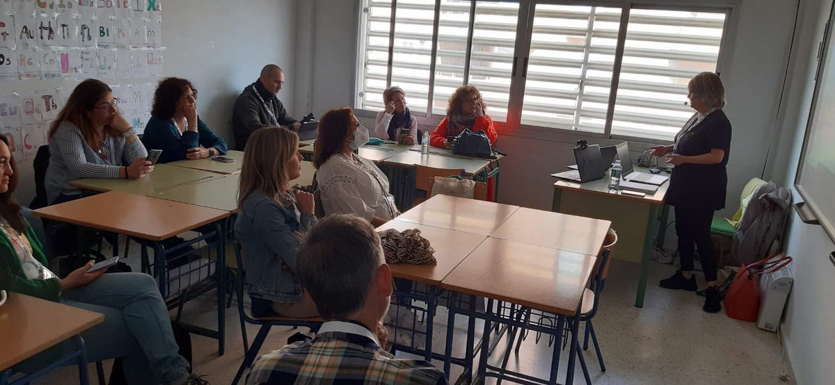 EABE2020's tweet photo. Con la gran @mariabarcelo acercando la #InclusionPrimaria #DUATiza @EABE2020 🔝🔝🔝💙❤️💚 #eabe22 https://t.co/ZwgUupvkij