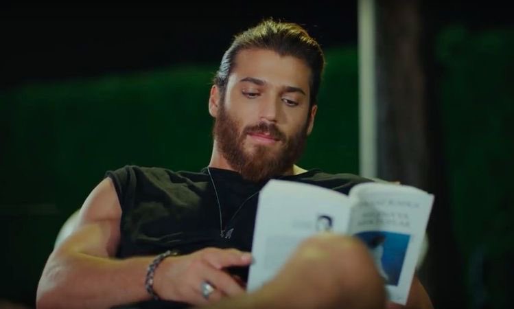 Mariame47336674's tweet photo. Feliz día del libro!! #CanYaman https://t.co/jyEs7FqQZZ
