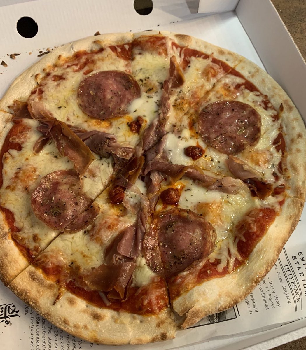 FootyScran's tweet image. Pizza at Arsenal (@Arsenal) 

💷 £19.95