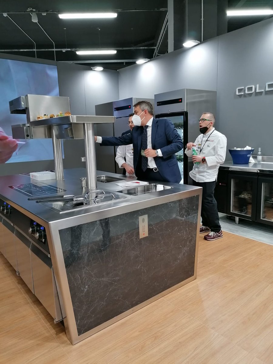 BertosEquipment's tweet photo. Dopo anni in cui gli incontri virtuali sono stati la regola, è davvero bellissimo qui ad @identitagolose potersi confrontare di persona: per noi è un piacere e un orgoglio far provare la #qualità e la #tecnologia Made in Berto's!
#Bertos #ChefSolutions @morenocedroni https://t.co/EkLojS1MhU