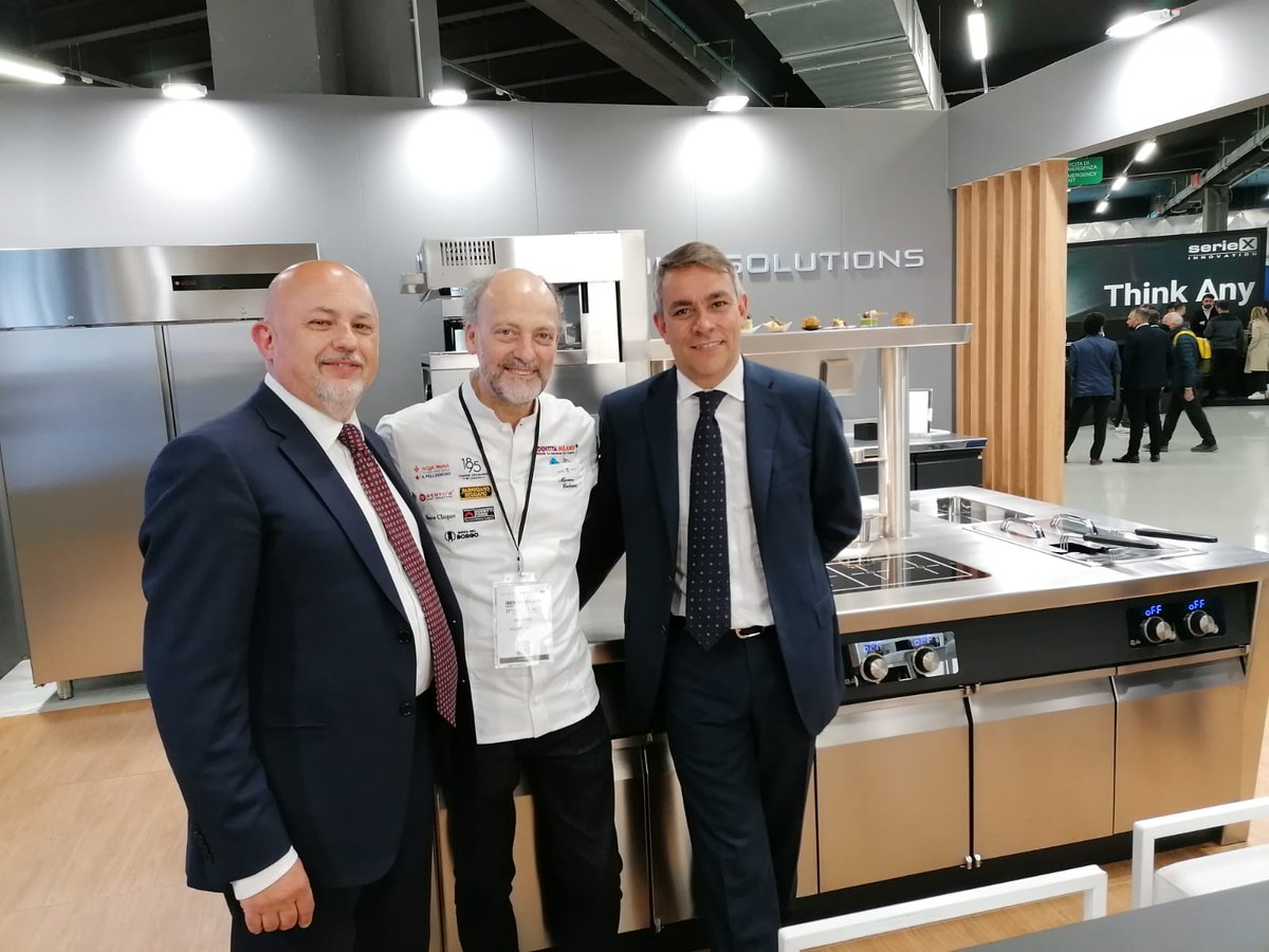 BertosEquipment's tweet photo. Dopo anni in cui gli incontri virtuali sono stati la regola, è davvero bellissimo qui ad @identitagolose potersi confrontare di persona: per noi è un piacere e un orgoglio far provare la #qualità e la #tecnologia Made in Berto's!
#Bertos #ChefSolutions @morenocedroni https://t.co/EkLojS1MhU
