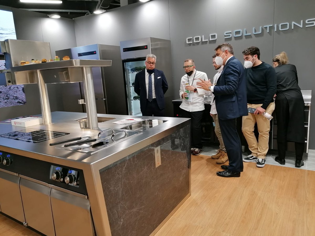 BertosEquipment's tweet photo. Dopo anni in cui gli incontri virtuali sono stati la regola, è davvero bellissimo qui ad @identitagolose potersi confrontare di persona: per noi è un piacere e un orgoglio far provare la #qualità e la #tecnologia Made in Berto's!
#Bertos #ChefSolutions @morenocedroni https://t.co/EkLojS1MhU