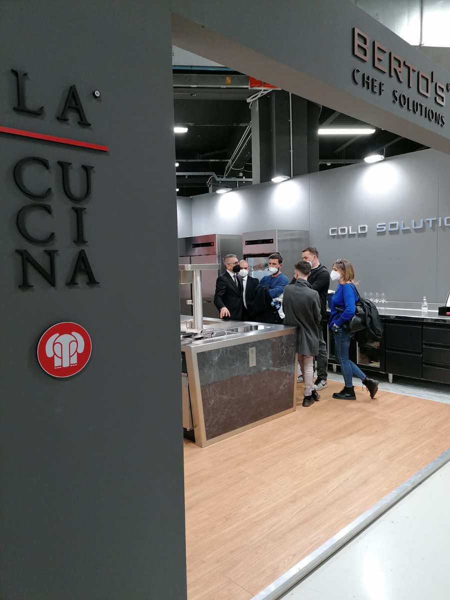 BertosEquipment's tweet photo. Dopo anni in cui gli incontri virtuali sono stati la regola, è davvero bellissimo qui ad @identitagolose potersi confrontare di persona: per noi è un piacere e un orgoglio far provare la #qualità e la #tecnologia Made in Berto's!
#Bertos #ChefSolutions @morenocedroni https://t.co/EkLojS1MhU