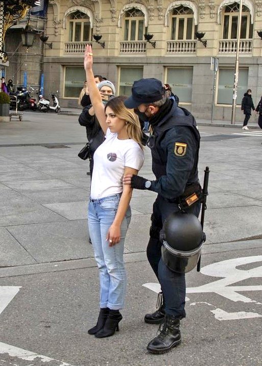 "Esto, eh... Señorita, que no quería importunarla, pero, esto, ¿podría moverse un poco para allá? Es que es carril bici y la pueden atropellar. Perdone, ¿vale? Y gracias".