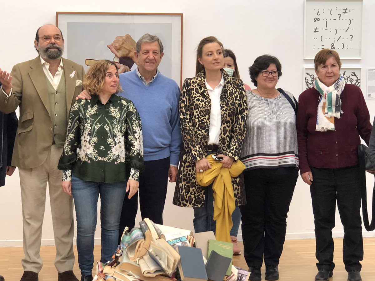 Autores locales firman libros en el C.C. La Despernada. El evento se enmarca dentro de los actos de celebración del #DíadelLibro de #VillanuevaDeLaCañada. #periodismolocal
