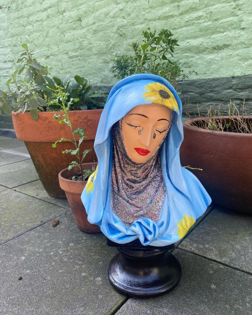 Een vriendin gaf dit beeld een makeover om het verlies van onze goede vriendin Becky een plaats te geven. Helaas werd het beeld gestolen uit BarBroos in Gent. Laf en heel jammer. Zie je het beeld ergens opduiken, laat het me weten. Het betekent veel voor ons. ❤️🌻💫