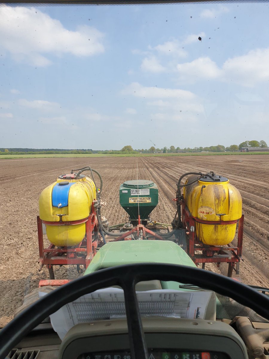 erepelke's tweet photo. het aardappel poten loopt voorspoedig...2/3 vh areaal vandaag er in..#leonata #fontane #ivoryrusset https://t.co/0JPA5aP0PC
