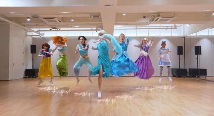 เชื่อหรือไม่ภาพนี้องค์หญิงทุกองค์กำลังเต้นอยู่