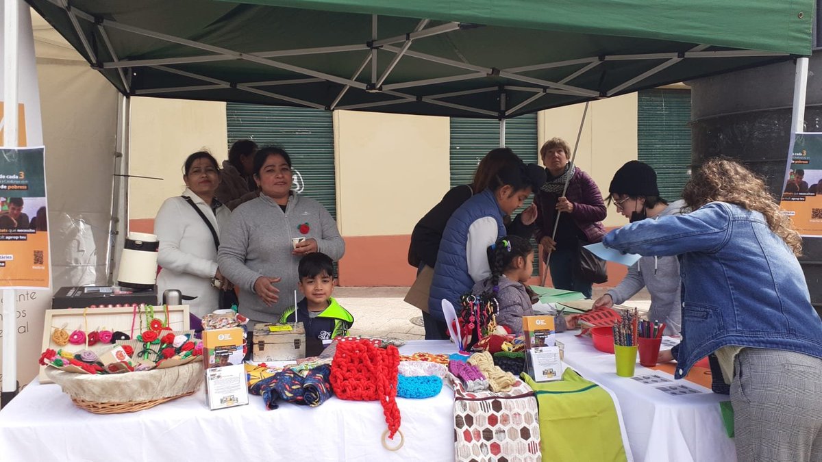 cinfants_stco's tweet photo. Som a la Fira d'entitats de la plaça de la Vila de #santacolomadegramenet per celebrar amb vosaltres la Diada de #santjordi2022 🌹 https://t.co/GZRtjdf2Fn
