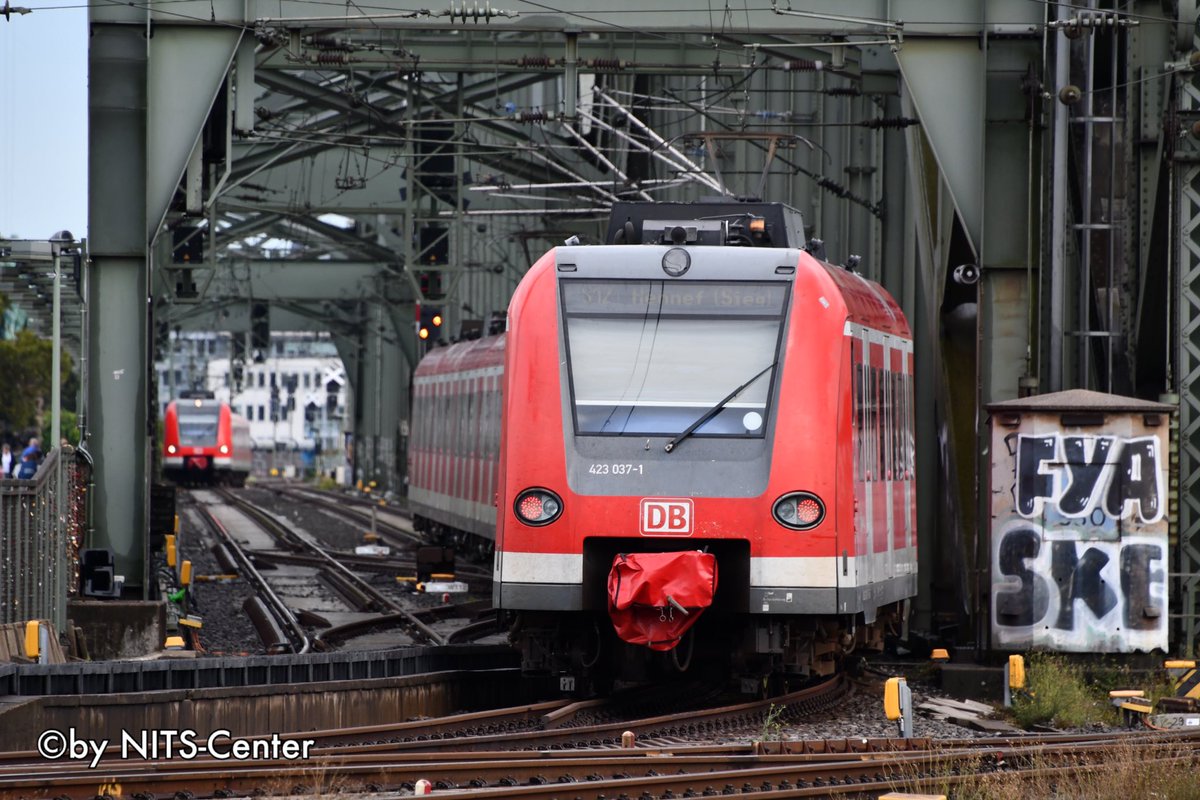 NITS_center's tweet photo. #423の日 には #BR423 を。
登場当時の状態で残っているKöln/Düsseldorf方面、フルカラーLEDになった名鉄名g(München、塗装を大幅に変更したStuttgart、環境PRで緑になったFrankfurt。色にバリエーションが増えてますが、それぞれの地域での改造の違いも充分面白い形式です。 https://t.co/PLLW28zthg