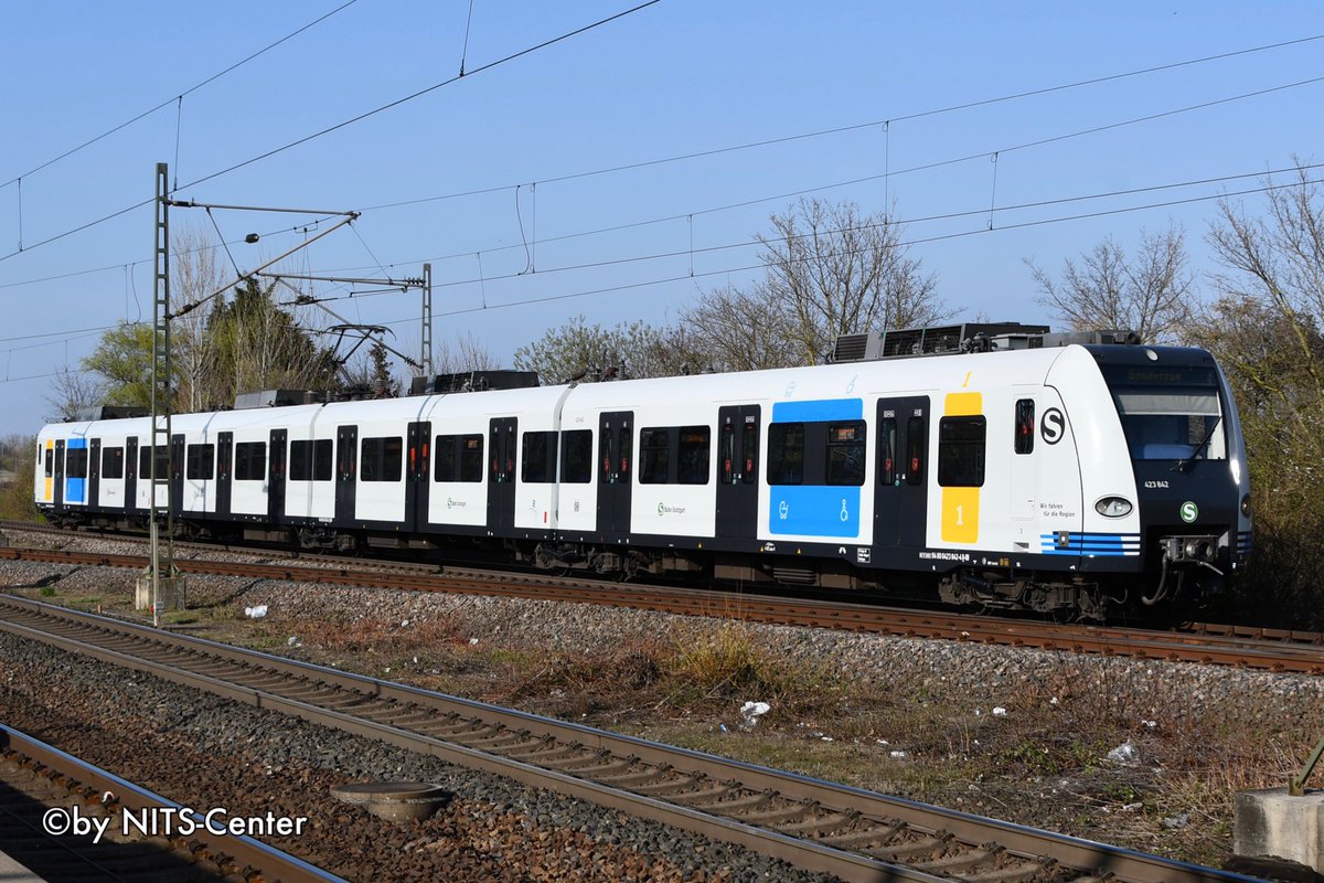 NITS_center's tweet photo. #423の日 には #BR423 を。
登場当時の状態で残っているKöln/Düsseldorf方面、フルカラーLEDになった名鉄名g(München、塗装を大幅に変更したStuttgart、環境PRで緑になったFrankfurt。色にバリエーションが増えてますが、それぞれの地域での改造の違いも充分面白い形式です。 https://t.co/PLLW28zthg