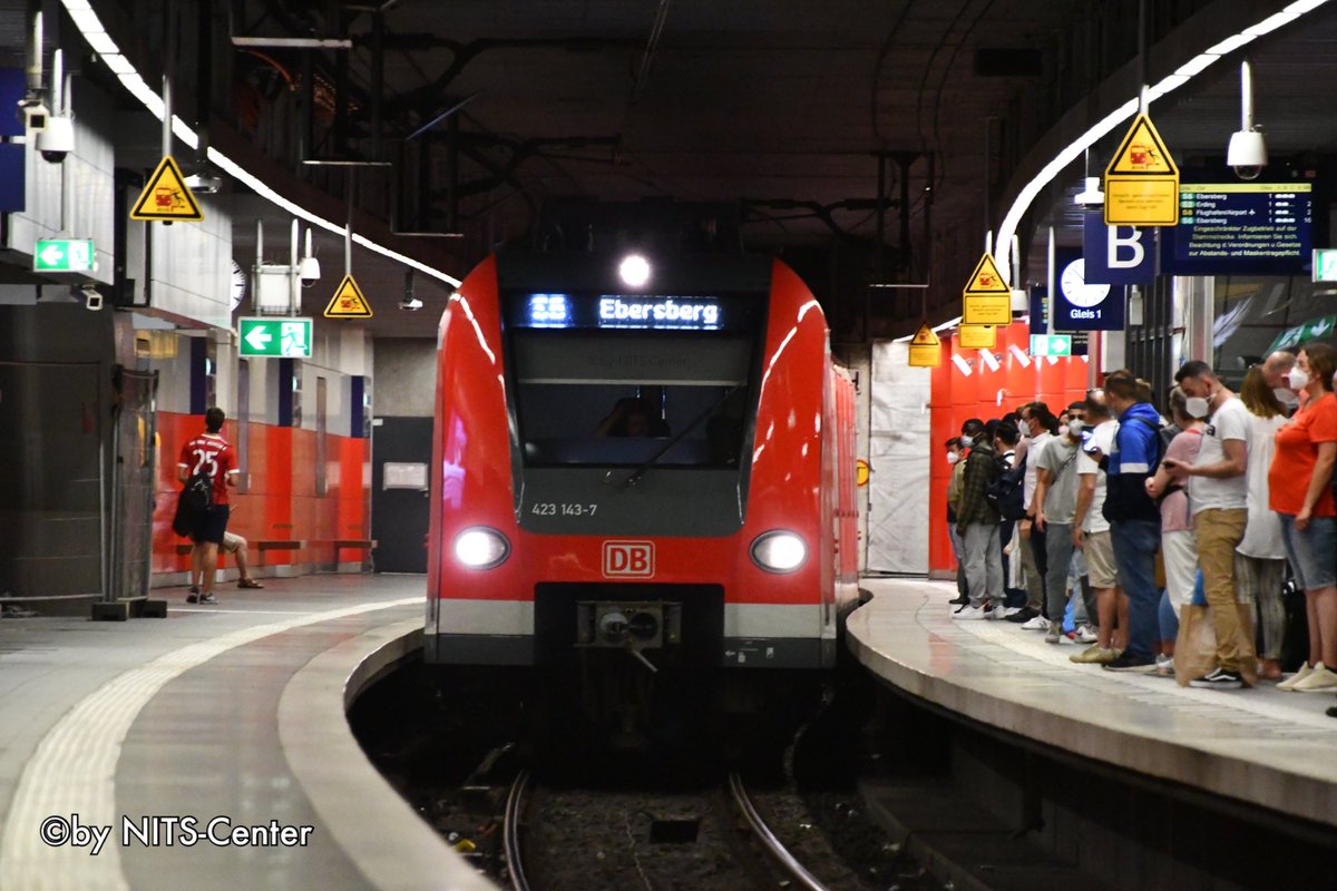 NITS_center's tweet photo. #423の日 には #BR423 を。
登場当時の状態で残っているKöln/Düsseldorf方面、フルカラーLEDになった名鉄名g(München、塗装を大幅に変更したStuttgart、環境PRで緑になったFrankfurt。色にバリエーションが増えてますが、それぞれの地域での改造の違いも充分面白い形式です。 https://t.co/PLLW28zthg