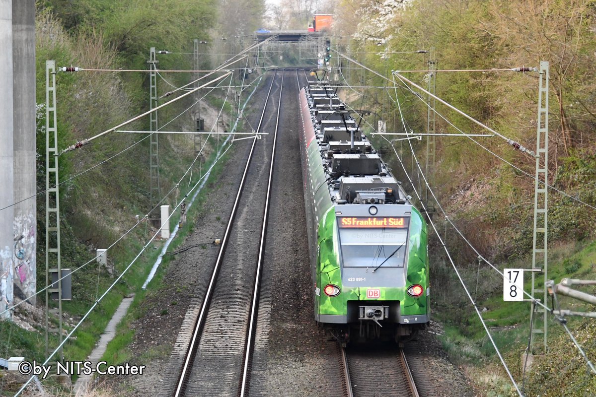 NITS_center's tweet photo. #423の日 には #BR423 を。
登場当時の状態で残っているKöln/Düsseldorf方面、フルカラーLEDになった名鉄名g(München、塗装を大幅に変更したStuttgart、環境PRで緑になったFrankfurt。色にバリエーションが増えてますが、それぞれの地域での改造の違いも充分面白い形式です。 https://t.co/PLLW28zthg
