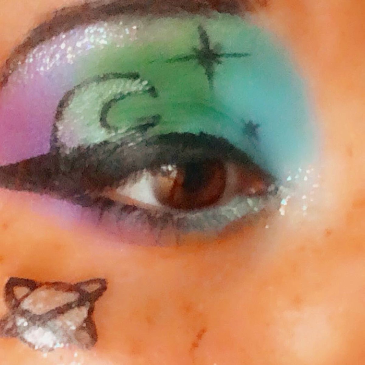 colorful1327's tweet image. Just wanted to show my makeup look of the day. Let me know what you think :) ❤️ #makeup #2022NewYear #colorful #beauty #eyes #dayandnight #mua #accepted #smile #makeuplover #sunset #night #vibes #streamer