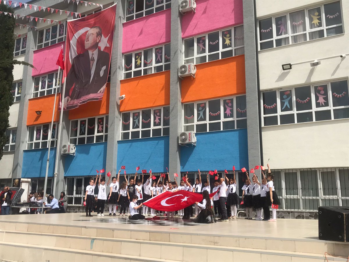 lutfibanusoglu's tweet photo. 23 Nisan Ulusal Egemenlik ve Çocuk Bayramı kutlu olsun...
@sunay_ates 
@GurhanCokgezer 
@serkangur_bursa 
@Osmangazi_MEM 
@bursailmem https://t.co/Fcaz3ZVSRs