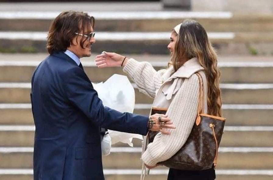 cxrrina_'s tweet photo. A fan approached Johnny Depp after ending the day's trial and gave him a bouquet of flowers 💐 I love this photos so much, his smile is something that has escaped his face for such a long time now. ❤️ #JusticeForJohhnyDepp https://t.co/veXsEyzHCR