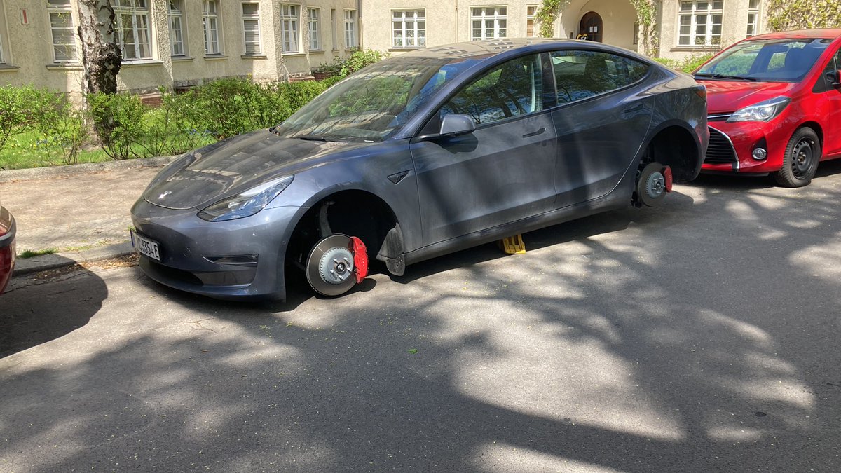astro__kopp's tweet photo. Das sieht man in Berlin aktuell häufig. Was ist los mit den Leuten? https://t.co/ZGVeKBrkkj