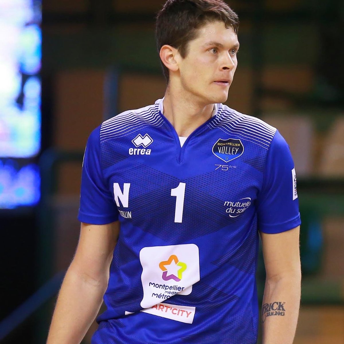 MHSCVolley's tweet photo. Nico LE GOFF a remis le maillot d’@DiachkovAndrey dédicacé par la Team à Stefan, volleyeur ukrainien arrivé à Montpellier avec sa famille en raison de la guerre. 

Stefan a intégré nos M18 depuis quelques semaines. 

Bienvenue Stefan 💙💛

#volleyball #Solidarity #StopWar https://t.co/UeIBnHfmMD