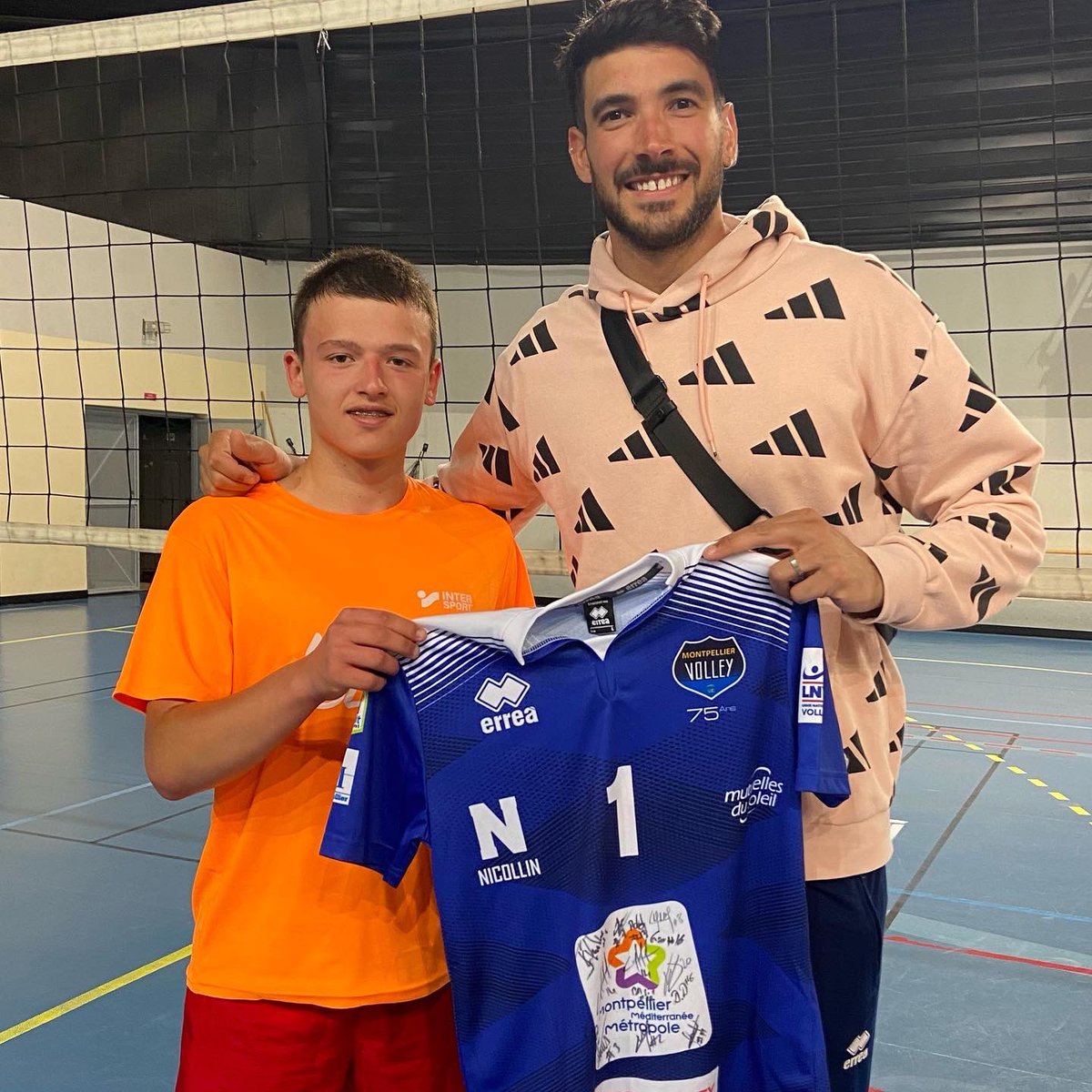 MHSCVolley's tweet photo. Nico LE GOFF a remis le maillot d’@DiachkovAndrey dédicacé par la Team à Stefan, volleyeur ukrainien arrivé à Montpellier avec sa famille en raison de la guerre. 

Stefan a intégré nos M18 depuis quelques semaines. 

Bienvenue Stefan 💙💛

#volleyball #Solidarity #StopWar https://t.co/UeIBnHfmMD