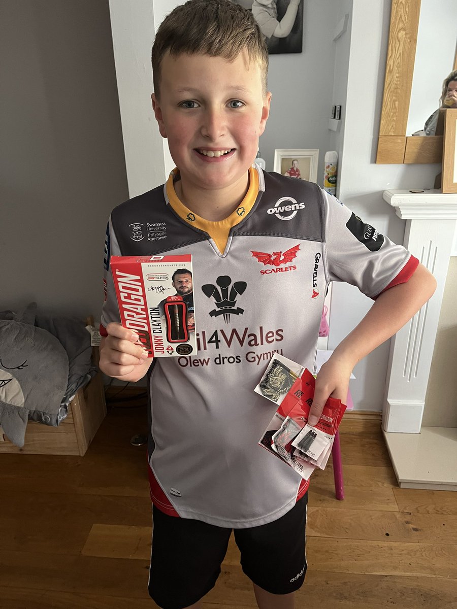 That my boy <a href="/Ryan55918664/">Ryan</a> over the moon full set of <a href="/JonnyClay9/">Jonny Clayton</a> darts. Still waiting on super tour case. Then be complete. Thank you <a href="/reddragondarts/">Red Dragon Darts</a> for speedy delivery 🎯🎯🎯