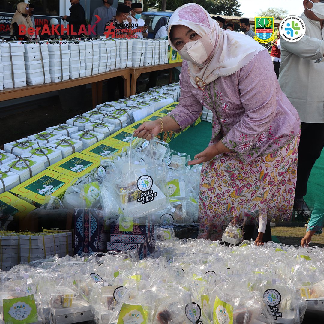 humasrsudbkskab's tweet photo. Berbagi bahagia dengan Warga disekitar Kec.Cibitung dengan berbagi takjil dan makanan untuk berbuka puasa. #Rantangcinta_ASN(RSUD Kabupaten Bekasi) #Bubos6 https://t.co/y9JO1Gn3xY