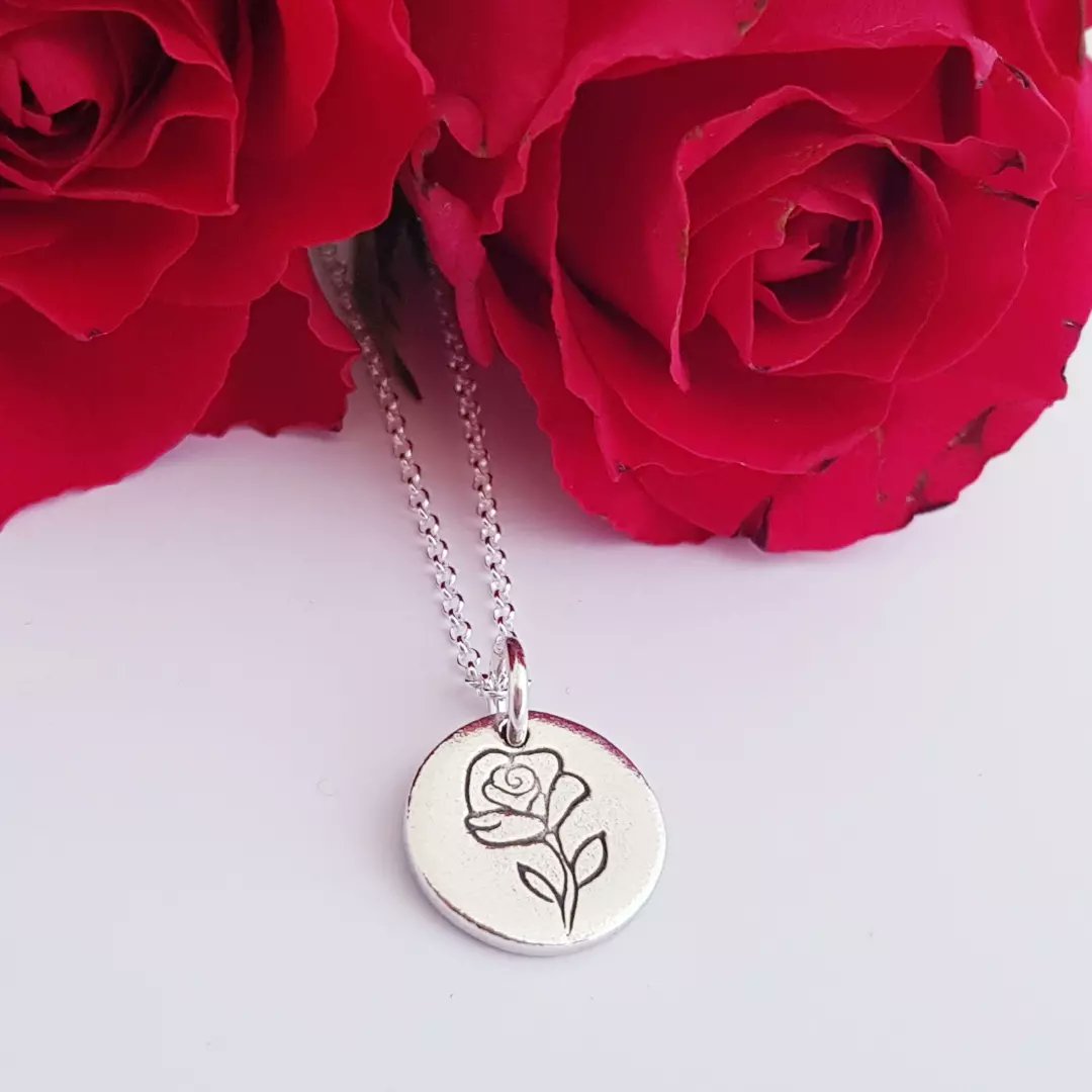 Flutterbuyzstu1's tweet image. Happy St George&apos;s Day!
Not quite a red rose but a lovely sterling silver rose pendant to celebrate this day.
etsy.com/uk/listing/108…

#StGeorgesDay #StGeorgesDay2022 #ROSE #jewellery