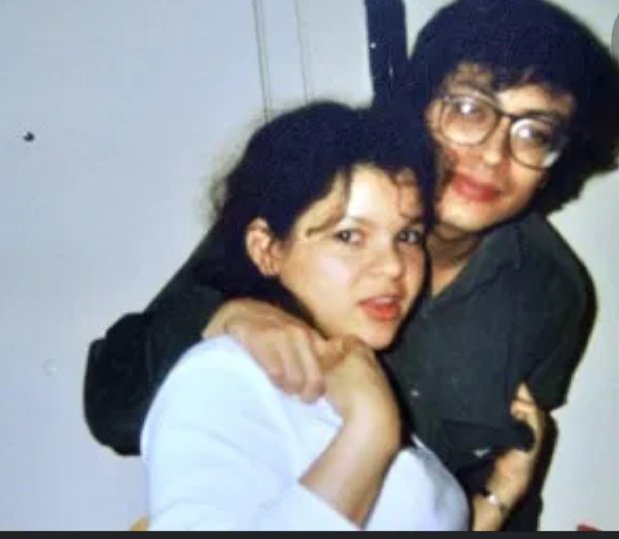 HayderMessa's tweet photo. Gustavo Petro, desde muy joven trabajando por Colombia, arriesgando su vida por devolverle la libertad a Colombia en todos los angulos. Hombre guerrero, hombre del pueblo olvidado, tirado a la desigualdad, a la miseria y a la guerra. 
TU MAS QUE NADIE MERECES SER PRESIDENTE💛💙❤ https://t.co/Z7f1P1lhR0