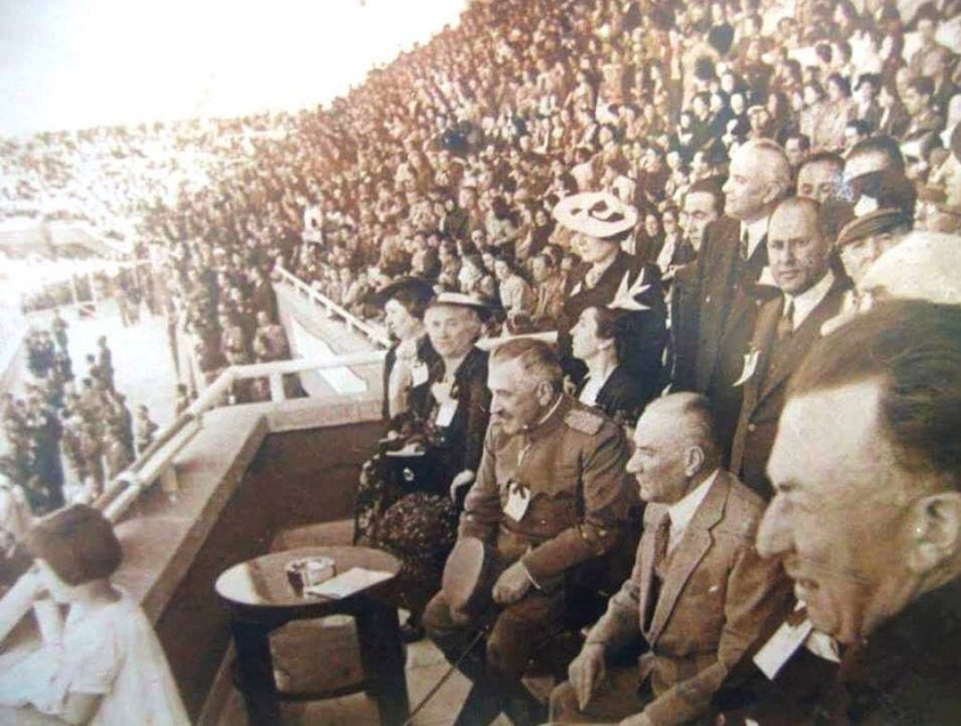 Bağımsızlığımızın simgesi Gazi Meclisimizin kuruluşunun 102. yıldönümü ve Ulu Önder Mustafa Kemal Atatürk'ün dünya çocuklarına armağan ettiği 23 Nisan Ulusal Egemenlik ve Çocuk Bayramımız kutlu olsun. #23Nisan