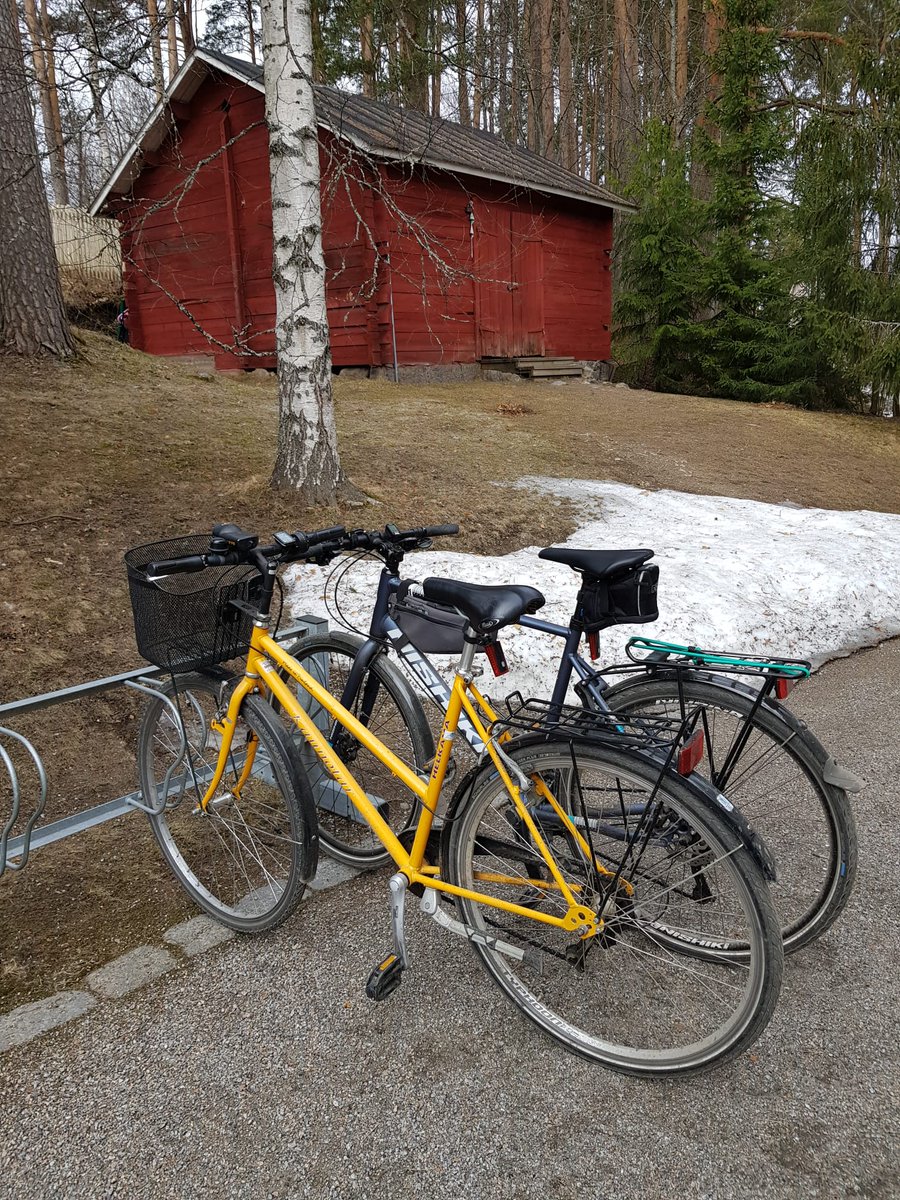 AstaKW's tweet photo. #Pyöräilykausi aloitettu viime sunnuntaina. Kivaa liikuntaa ja kilometrejäkin kertynyt jo mukavasti. Tänään Teeleidissä aloitettiin myös vappuviikko vaaleanpunaisella juomalla. Mukavaa viikonloppua! #pyöräily #Teeleidi #vappukintulossa https://t.co/H8VDaITwVL