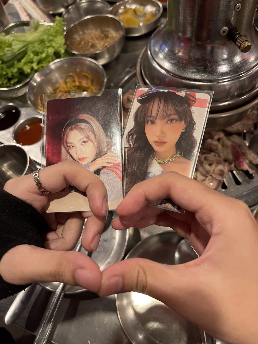 2080cart's tweet photo. ꒰ #datewithmargs ꒱

the frustration to take aesthetically pleasing photos &amp; to do a decent heart shape. 😸🤍 https://t.co/O4mFMqpQyr