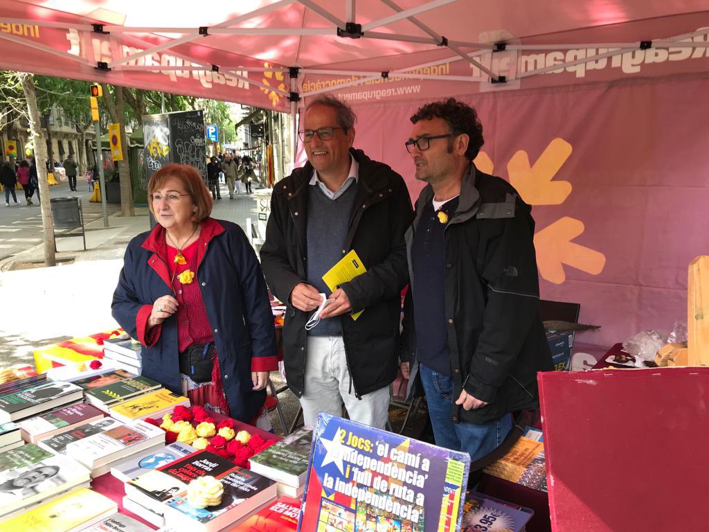 Reagrupament's tweet photo. Hem tingut l’honor de rebre la visita del President @QuimTorraiPla a la parada. Benvingut President! #SantJordi #SantJordi2022 #DiadaSantJordi2022 #NoSurrender https://t.co/LPKlqQlERK