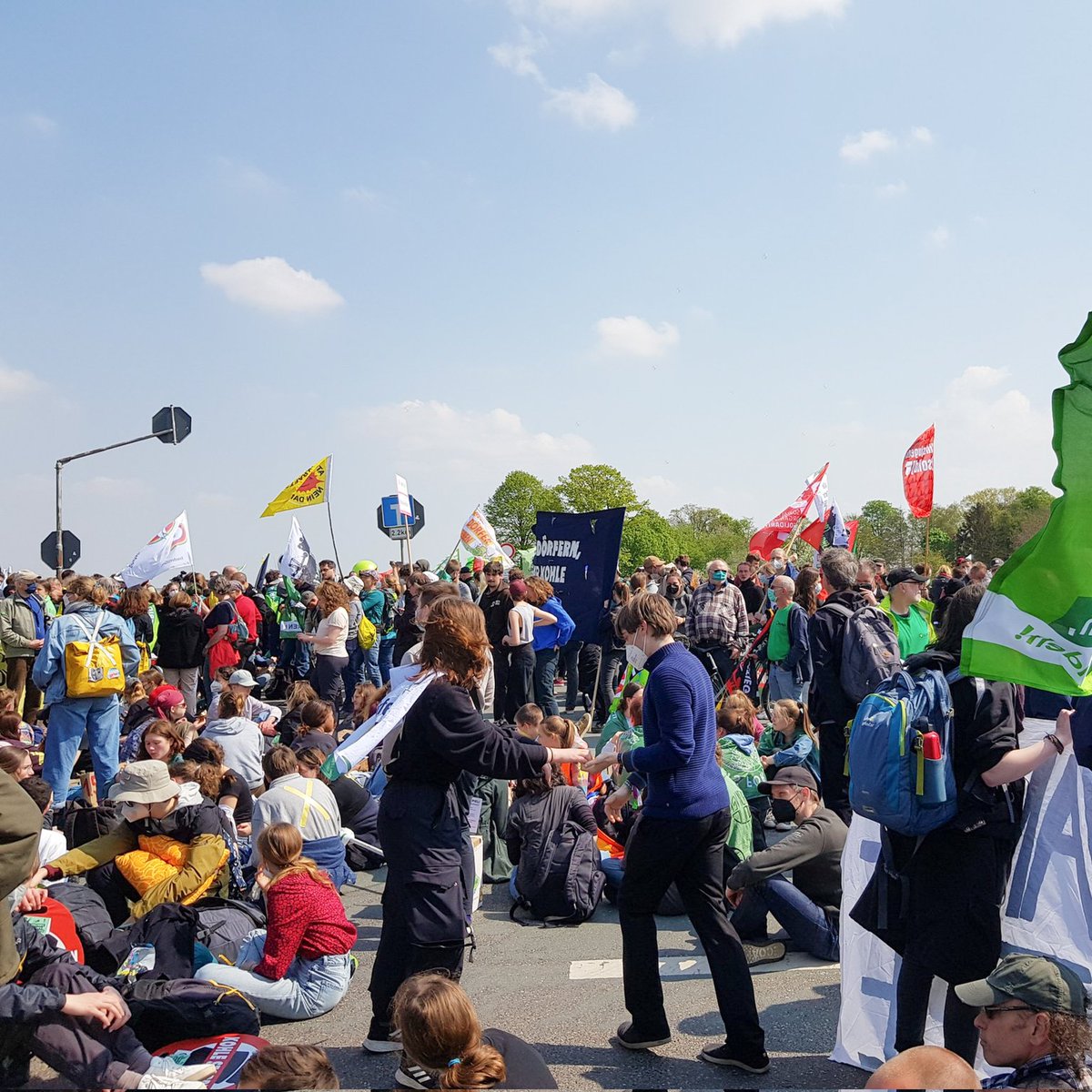 FridayForFuture's tweet photo. Unsere Demo startet JETZT!

Wir sind laut &amp; viele, damit #LützerathBleibt! https://t.co/ojjcWVGMnN
