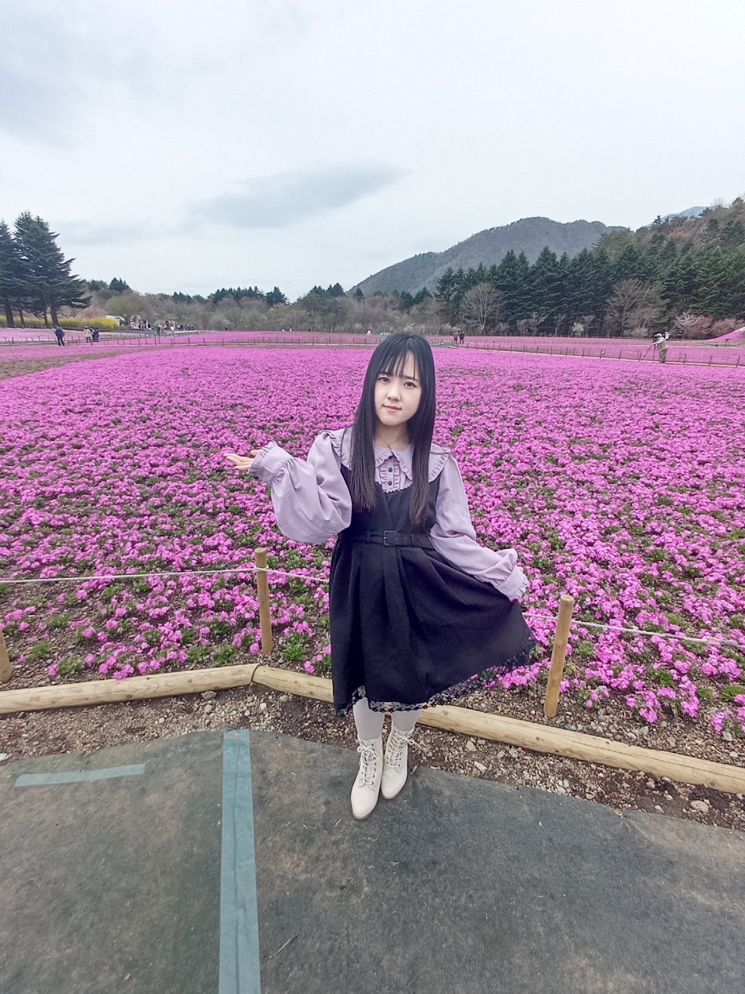 Himeno 富士芝桜まつりの芝桜がとても綺麗でした どこでもドアのようなフォトスポットもあります 芝桜まつり ピンク 花畑 地雷系コーデ どこでもドア ピンク大好き ガーリーコーデ 黒髪ロング 黒髪女子 メルヘンチック 英国式庭園 ガーリー