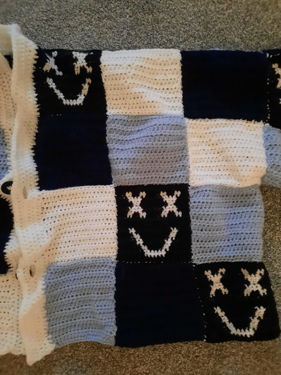 tpwk_hsltlpnhzm's tweet photo. My handmade cardigan for #LTWTLondon last night! @Louis_Tomlinson @LTHQOfficial @LWTTOUR22 @LTWToutfits https://t.co/lcK3fb9ncc