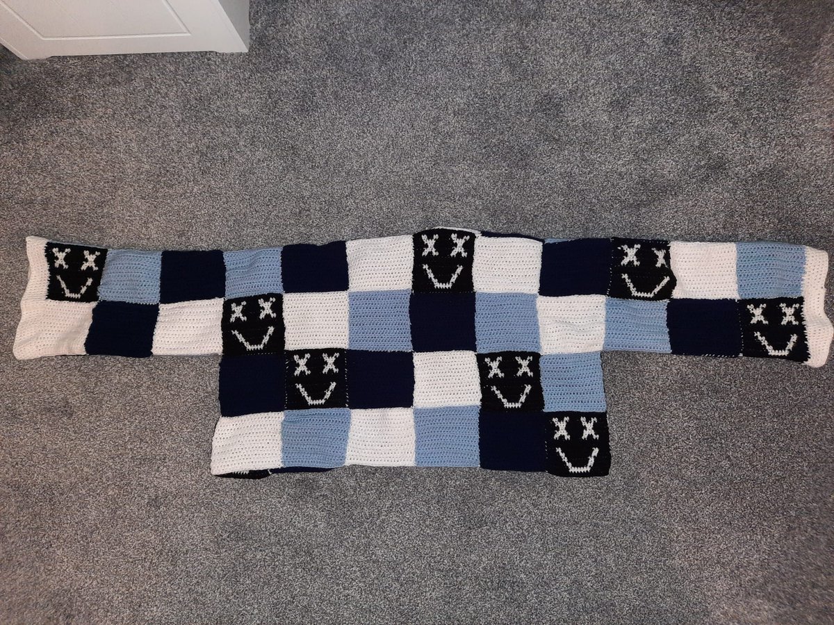 My handmade cardigan for #LTWTLondon last night! <a href="/Louis_Tomlinson/">Louis Tomlinson</a> <a href="/LTHQOfficial/">LTHQ</a> @LWTTOUR22 @LTWToutfits