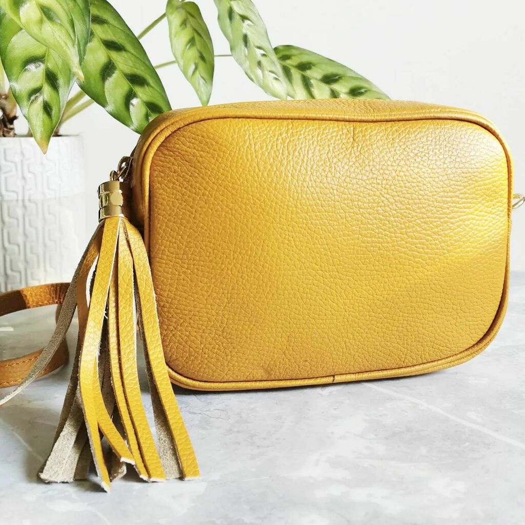 LiveLagom's tweet image. The Billie Bag is back! 💛💖
.
.
.
#boxbag #yellow #leatherbag #springstyle #sunshinefashion #livecolorfully #lagom #livelagom instagr.am/p/CcsSWXhsSo4/